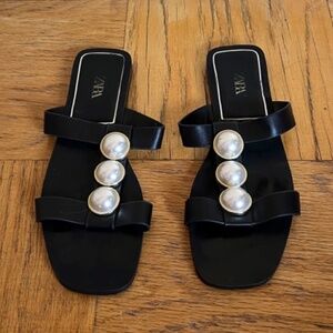 Zara Black Flat Sandals with Pearl Details - size 39